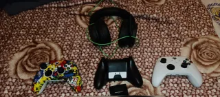 Lote mandos Xbox originali, cuffie Xbox e batteria.