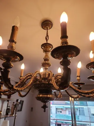 Lámpara de techo dorada y marrón.. Bronce