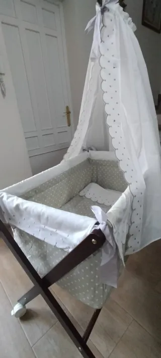 Mini Cuna con Dosel y Ruedas