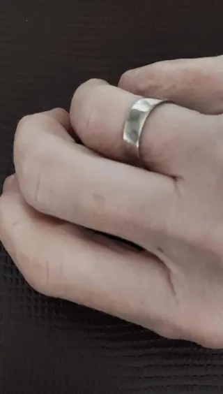 Anillo plateado con diseño geométrico