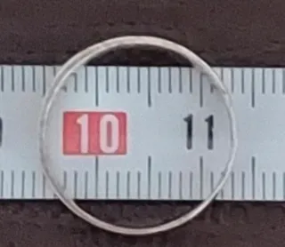 Anillo plateado con diseño geométrico