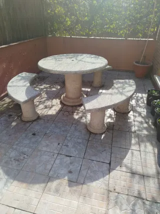 Conjunto mesa y 3 bancos de piedra