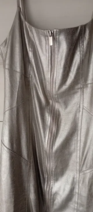 Vestido largo plateado con cremallera efecto cuero