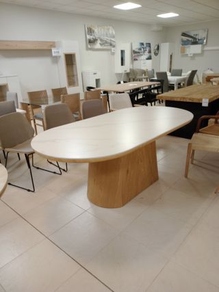 Mesa comedor ovalada mármol y madera