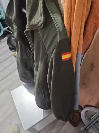 Forro polar verde le falta ponerle cremallera