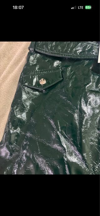 Falda efecto piel verde talla M cinturon biker