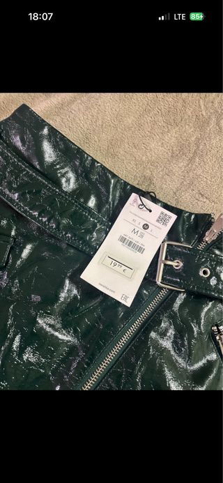 Falda efecto piel verde talla M cinturon biker