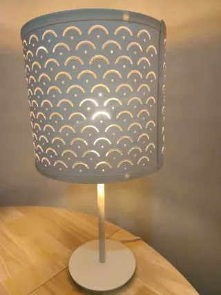 Lámpara de mesa IKEA blanca y dorada