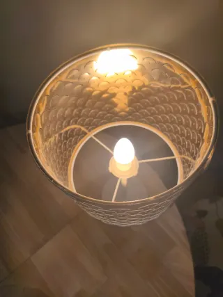 Lámpara de mesa IKEA blanca y dorada