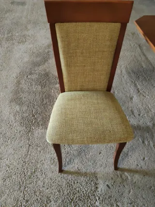 Mesa de comedor y 6 sillas de madera