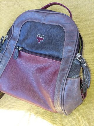 Mochila de piel marrón y morado