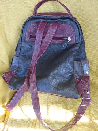 Mochila de piel marrón y morado