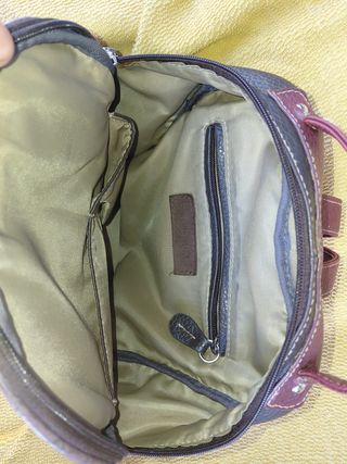 Mochila de piel marrón y morado