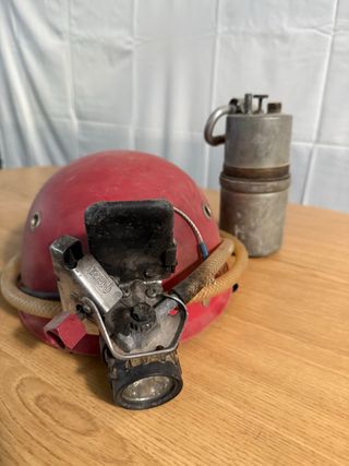 Casco espeleología Carburero con luz