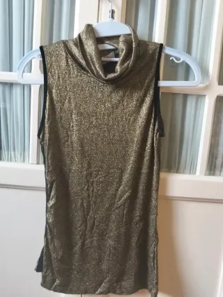 Top cuello vuelto sin mangas dorado