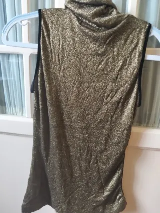 Top cuello vuelto sin mangas dorado