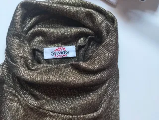 Top cuello vuelto sin mangas dorado