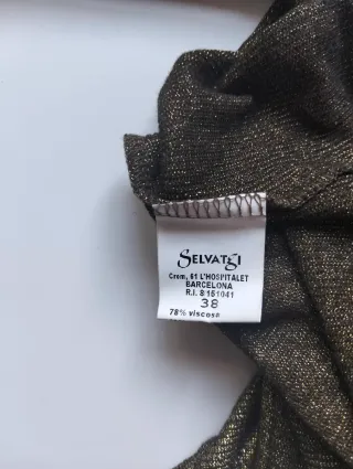 Top cuello vuelto sin mangas dorado