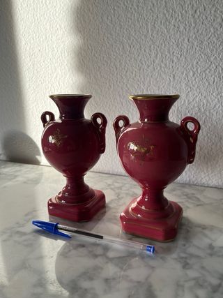 Par de jarrones rojos con detalles dorados