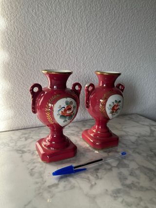 Par de jarrones rojos con detalles dorados