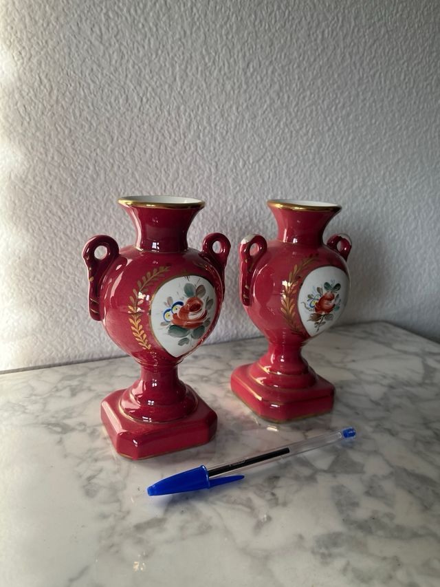 Par de jarrones rojos con detalles dorados