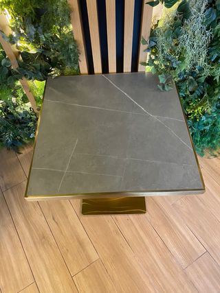 50 Tavolo quadrato oro e grigio