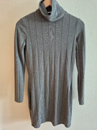 Vestido gris de cuello alto