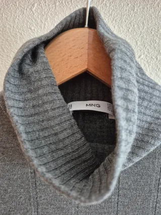 Vestido gris de cuello alto