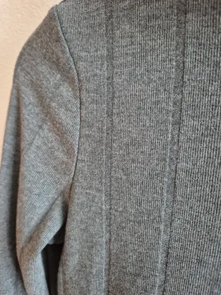 Vestido gris de cuello alto