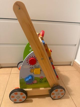 Andador bebé madera con juegos