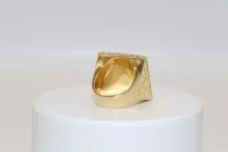 SELLO PIRAMIDE. Oro 18k.