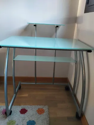 Escritorio cristal y metal.