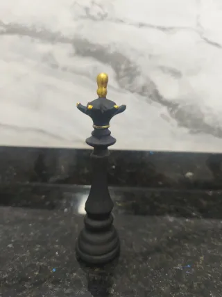 Figuras de ajedrez de resina negras