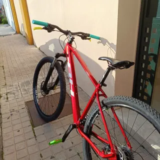 Bicicleta de montaña BH roja