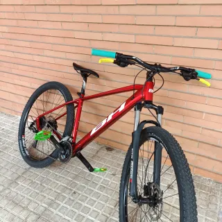 Bicicleta de montaña BH roja