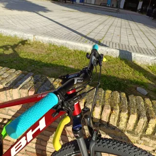 Bicicleta de montaña BH roja