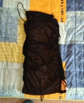 Vestido negro ajustado con fruncido