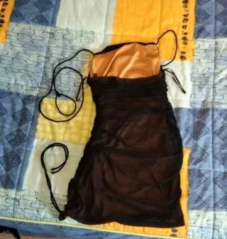 Vestido negro ajustado con fruncido