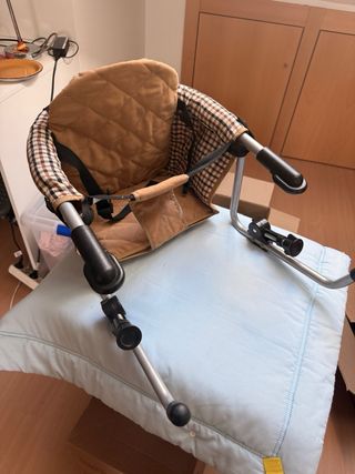 Trona bebe para mesa, plegable y de tela.