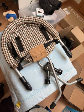 Trona bebe para mesa, plegable y de tela.