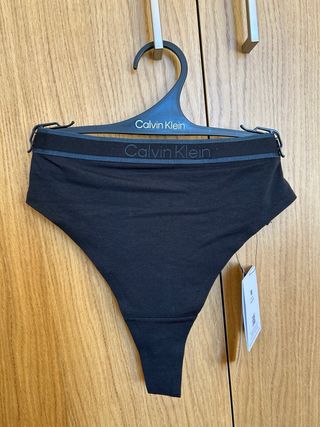 Braguita Tanga Calvin Klein Tiro Alto Negra