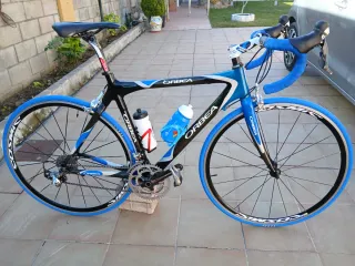 Bicicleta de carretera Orbea azul y negra