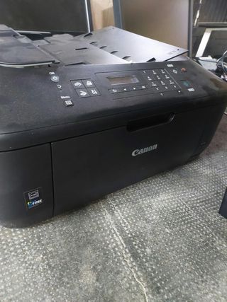 Ordenador torre Dell con una impresora Canon