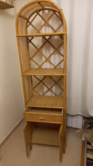 Estantería de mimbre con arcos