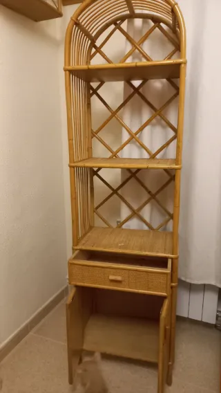 Estantería de mimbre con arcos