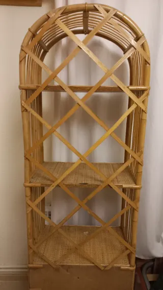 Estantería de mimbre con arcos