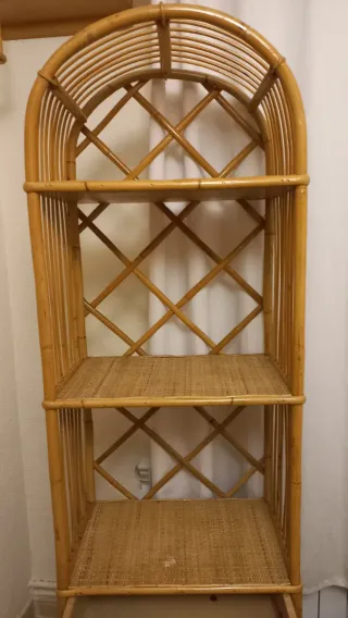 Estantería de mimbre con arcos