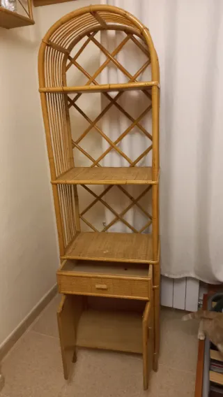 Estantería de mimbre con arcos