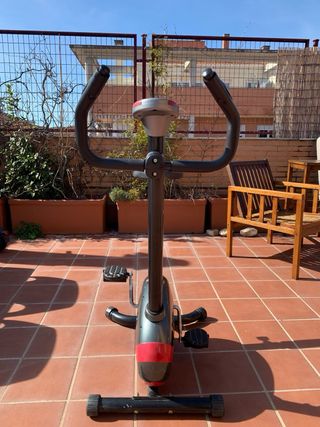 Bicicleta Estática Gris y Roja