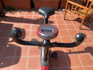 Bicicleta Estática Gris y Roja